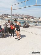 南安：2小孩玩泡沫筏子翻落水中 幸被饭